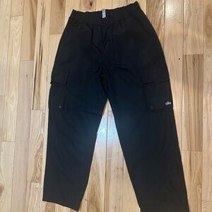 ALO Yoga Black Cargo Pants with Relaxed Fit and Elastic Waist